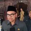 Bupati M Faiz Kurniawan menutup satu perusahaan yang mencemari lingkungan.