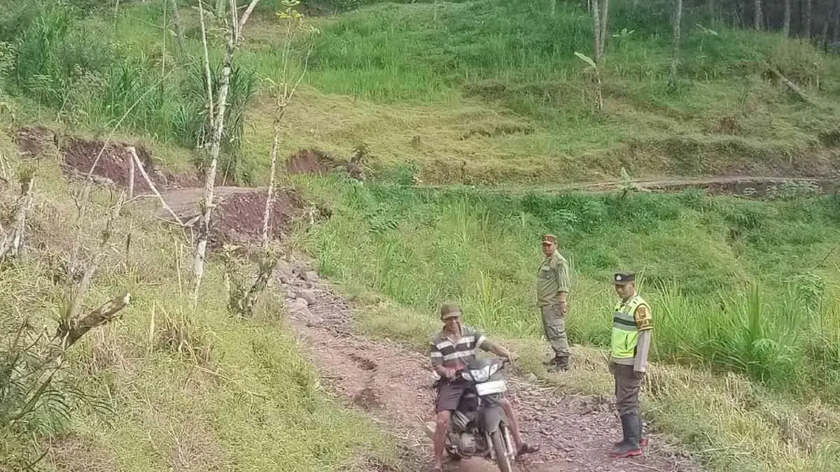 Akses Vital Trajumas–Bodas Pekalongan Putus Total Akibat Tanah Gerak, Warga Terpaksa Memutar Hampir 1 Jam