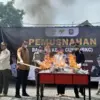 Bea Cukai dan Pemkab Kendal Musnahkan 2,1 Juta Batang Rokok Ilegal, Tangkap 13 Tersangka