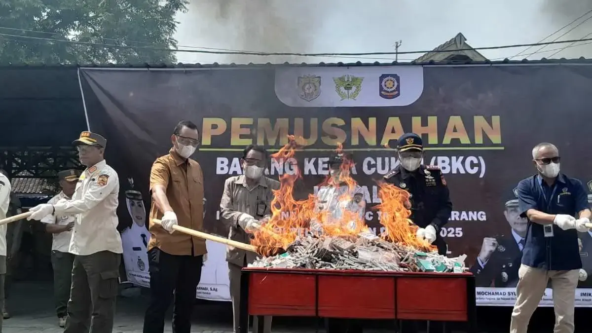 Bea Cukai dan Pemkab Kendal Musnahkan 2,1 Juta Batang Rokok Ilegal, Tangkap 13 Tersangka Bea Cukai dan Pemkab Kendal Musnahkan 2,1 Juta Batang Rokok Ilegal, Tangkap 13 Tersangka