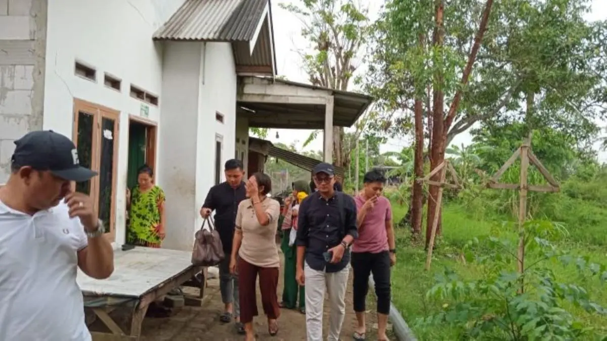 Buron Tiga Tahun Kasus KDRT, Terpidana J Dibekuk Tim Gabungan Kejari Pekalongan di Bekasi Buron Tiga Tahun Kasus KDRT, Terpidana J Dibekuk Tim Gabungan Kejari Pekalongan di Bekasi