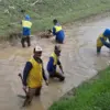 Cegah Banjir, UPTD Pengairan Ringinarum Kendal Bersihkan Lening Sungai dari Lumpur dan Sampah