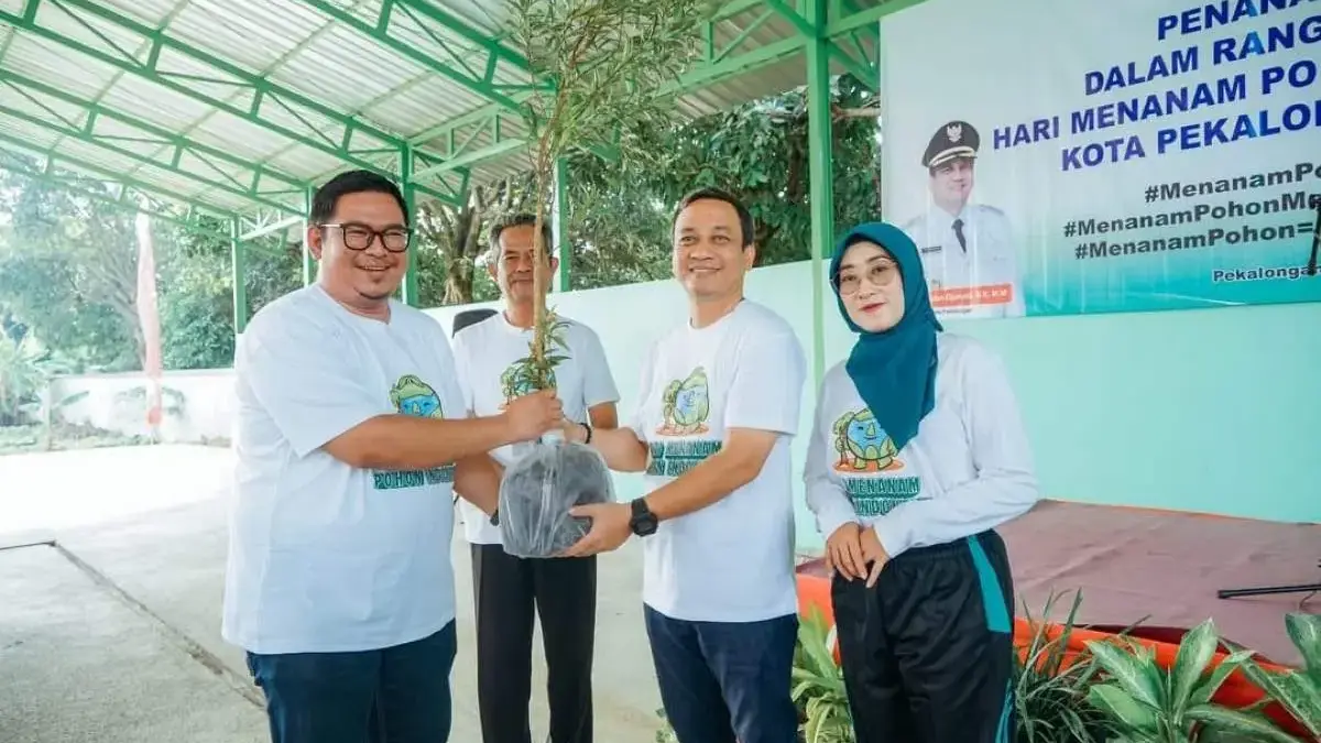 Cegah Dampak Iklim, Pemkot Pekalongan dan Askarlo Tanam 90 Pohon di TPST Padukuhan Kraton Cegah Dampak Iklim, Pemkot Pekalongan dan Askarlo Tanam 90 Pohon di TPST Padukuhan Kraton