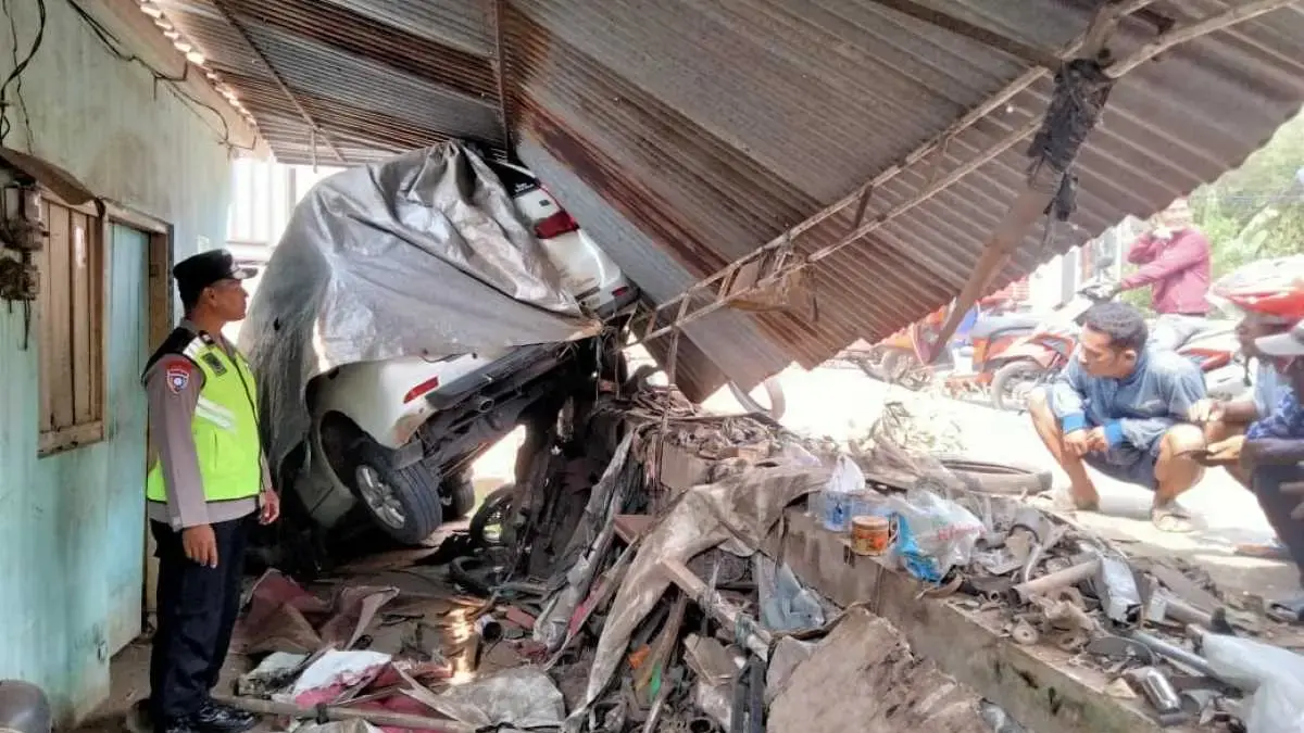 Diduga Microsleep, Avanza Tabrak Bengkel Las di Kedungwuni Pekalongan, Dua Kendaraan Rusak Berat