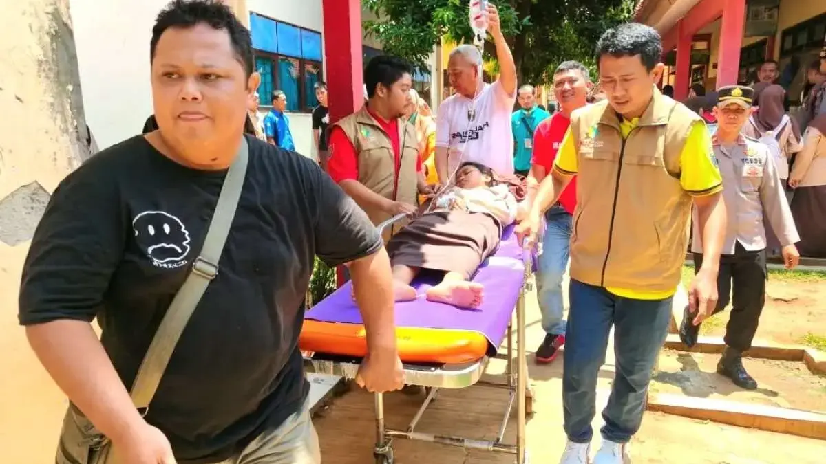 Dugaan Keracunan Massal MBG, Ratusan Siswa SMKN 1 Kandeman Mual dan Diare, Sekolah Hentikan Program Dugaan Keracunan Massal MBG: Ratusan Siswa SMKN 1 Kandeman Mual dan Diare, Sekolah Hentikan Program