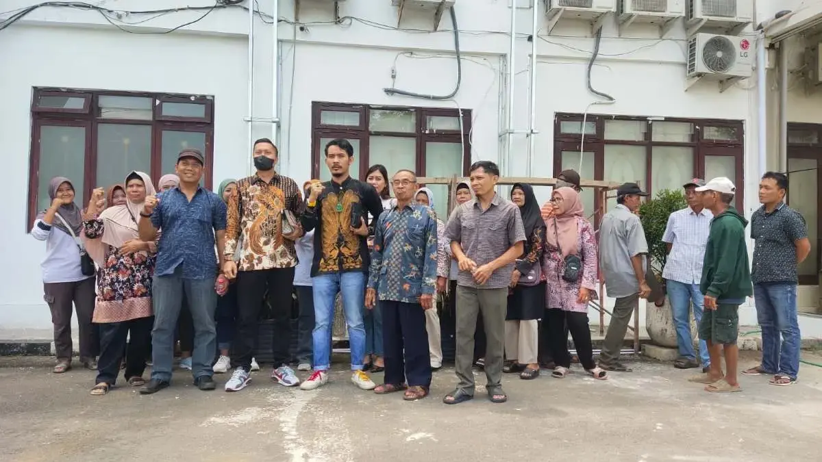Dugaan Korupsi Dana Desa Rp 230 Juta, Emak-emak Randumuktiwaren Laporkan Kades ke Kejari Dugaan Korupsi Dana Desa Rp 230 Juta, Emak-emak Randumuktiwaren Laporkan Kades ke Kejari