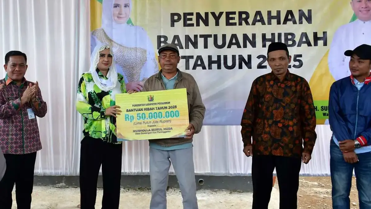 Dukung Kegiatan Umat, Bupati Fadia Serahkan Bantuan Hibah Rp 120 Juta untuk Tiga Mushola di Paninggaran