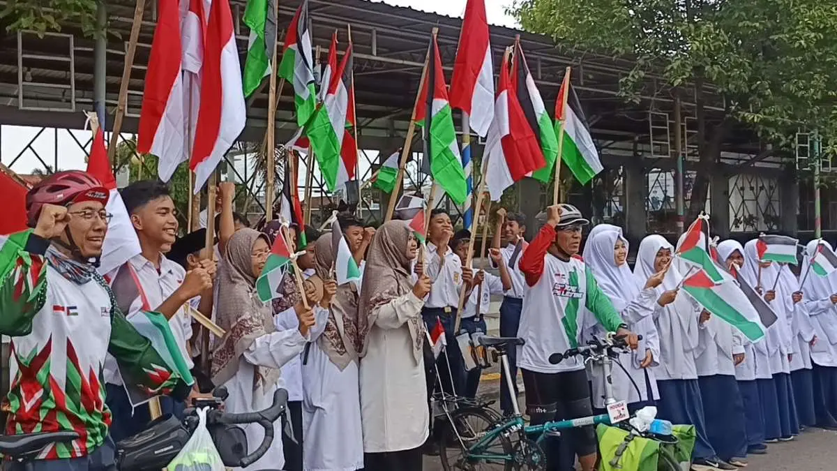 Dukung Palestina, Rombongan Ride for Palestine Surabaya-Jakarta Disambut Ratusan Pelajar Batang