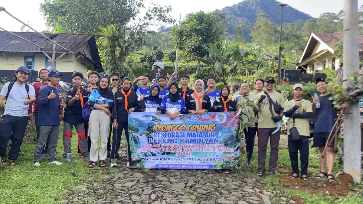 Komunitas Pecinta Gunung Batang (KPGB) menggelar kegiataan restorasi mata air lereng Gunung Kamulyan.