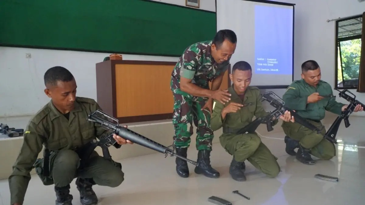 Jelang Diksar, Kodim Pekalongan Bekali 16 Calon Menwa Materi Senjata Ringan dan Navigasi Darat