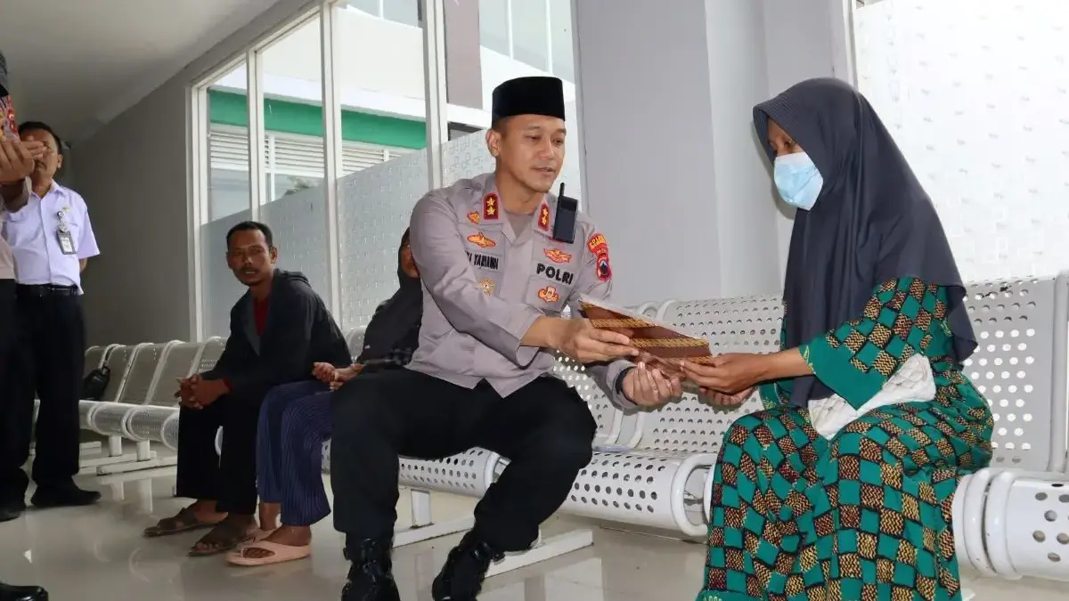 Kapolres Pekalongan Jenguk Korban Selamat Ledakan Gas, Salurkan Tali Asih Program BATIK Kapolres Pekalongan Jenguk Korban Selamat Ledakan Gas, Salurkan Tali Asih Program BATIK