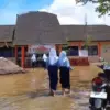 Lima Sekolah di Siwalan Pekalongan Langganan Rob, Siswa Terpaksa Lepas Sepatu Akibat Genangan