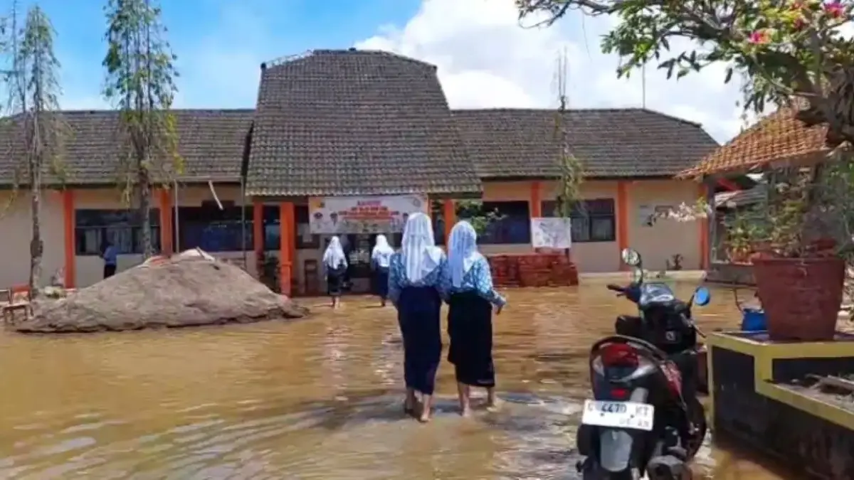 Lima Sekolah di Siwalan Pekalongan Langganan Rob, Siswa Terpaksa Lepas Sepatu Akibat Genangan