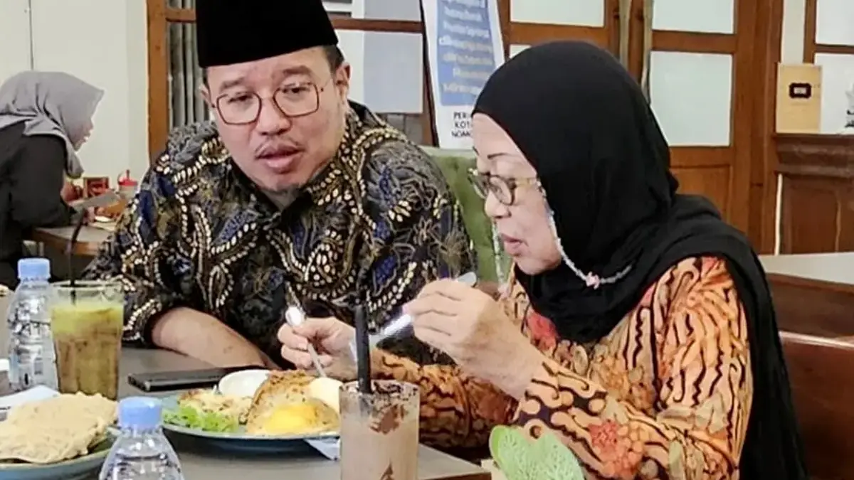 M Adityawarman bersama ibunda, Bu Tris