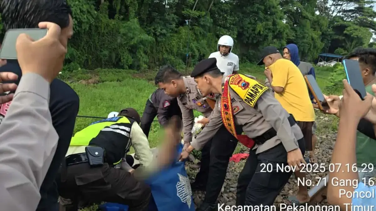 Perempuan tertabrak kereta api di kota pekalongan