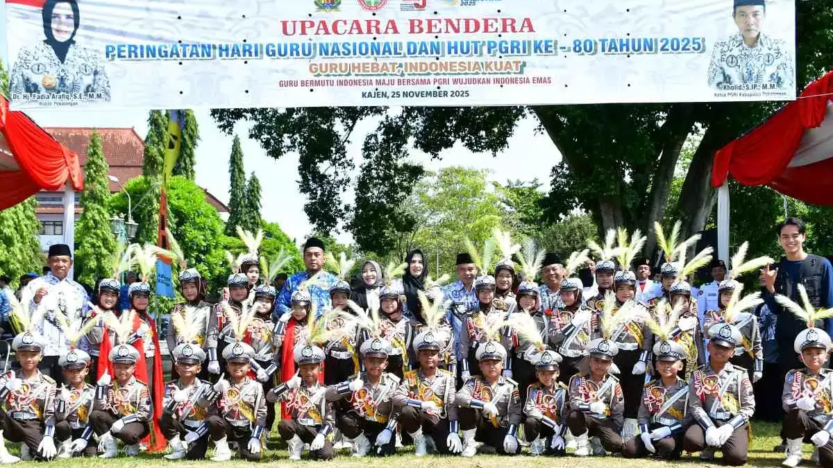 Peringati HGN, Bupati Fadia Serahkan Bantuan Sosial & Berharap Guru Jadi Sahabat Sekaligus Orang Tua Siswa Peringati HGN, Bupati Fadia Serahkan Bantuan Sosial & Berharap Guru Jadi Sahabat Sekaligus Orang Tua Siswa