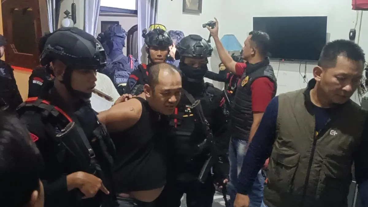 Polisi Ditembaki Airsoft Gun Saat Gerebek Sarang Bandar Narkoba di Pringlangu Pekalongan Polisi Ditembaki Airsoft Gun Saat Gerebek Sarang Bandar Narkoba di Pringlangu Pekalongan
