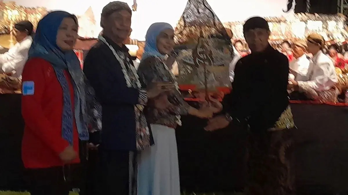 Rayakan HGN 2025, Pemkab Kendal Gelar Wayang Kulit Semalam Suntuk di Gemuhblanten Rayakan HGN 2025, Pemkab Kendal Gelar Wayang Kulit Semalam Suntuk di Gemuhblanten