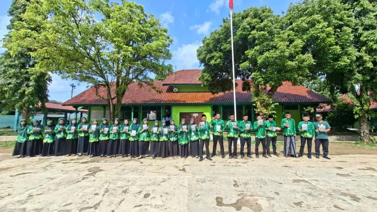 Rayakan Hari Guru, SMP NU Karangdadap Luncurkan Buku \"Dari Ruang Kelas Ke Ruang Hati\"