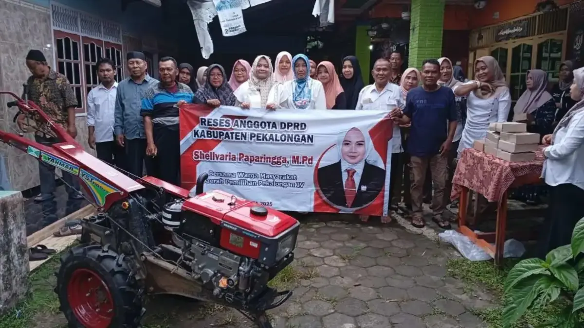 Reses di Wonorejo, Anggota DPRD Shellvaria Serahkan Bantuan Traktor Wamentan ke Kelompok Tani