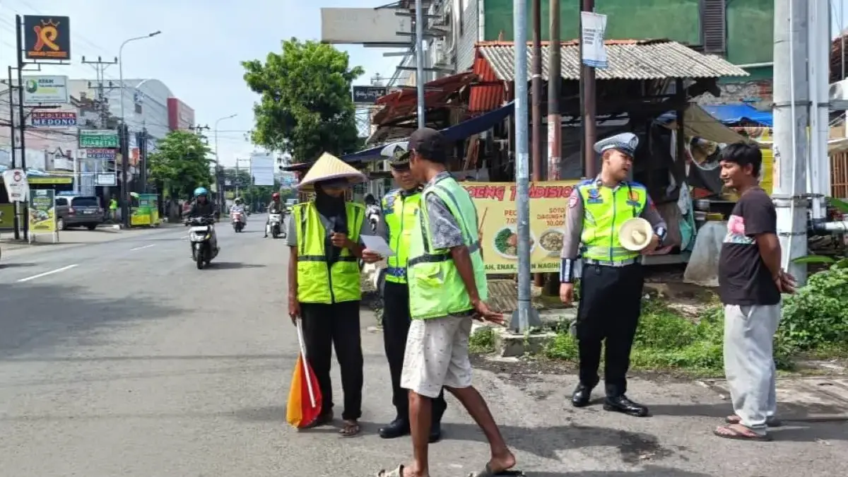 Satlantas Pekalongan Bagikan Rompi Keselamatan ke Supeltas Guna Tingkatkan Visibilitas di Jalan Raya