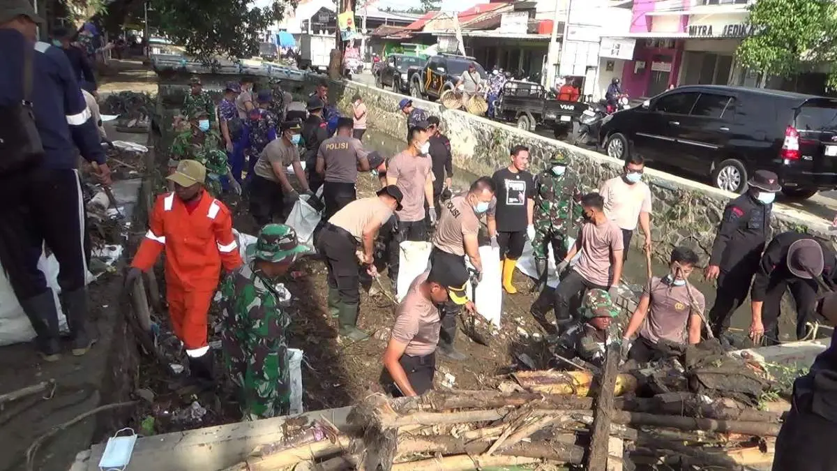 Sungai Kali Aji Kaliwungu Dipenuhi Sampah dan Sedimentasi, Pemkab Kendal Desak Normalisasi Cepat Sungai Kali Aji Kaliwungu Dipenuhi Sampah dan Sedimentasi, Pemkab Kendal Desak Normalisasi Cepat