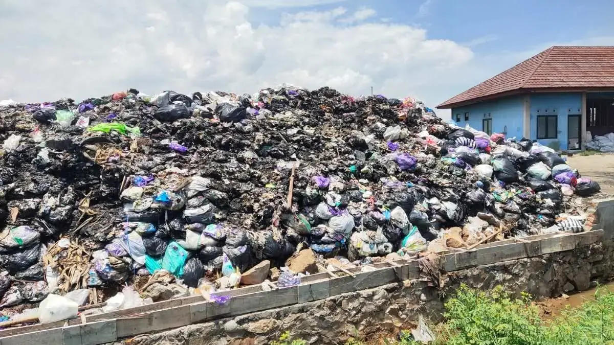 TPS3R Watusalam Pekalongan Menggunung di Jalur Utama, Warga Tuntut Kades Transparan Soal Pengelolaan TPS3R Watusalam Pekalongan Menggunung di Jalur Utama, Warga Tuntut Kades Transparan Soal Pengelolaan