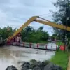 Tekan Ancaman Banjir, Bupati Tika Pimpin Normalisasi Sungai Kendal, Pengerukan Dimulai di Pusat Kota