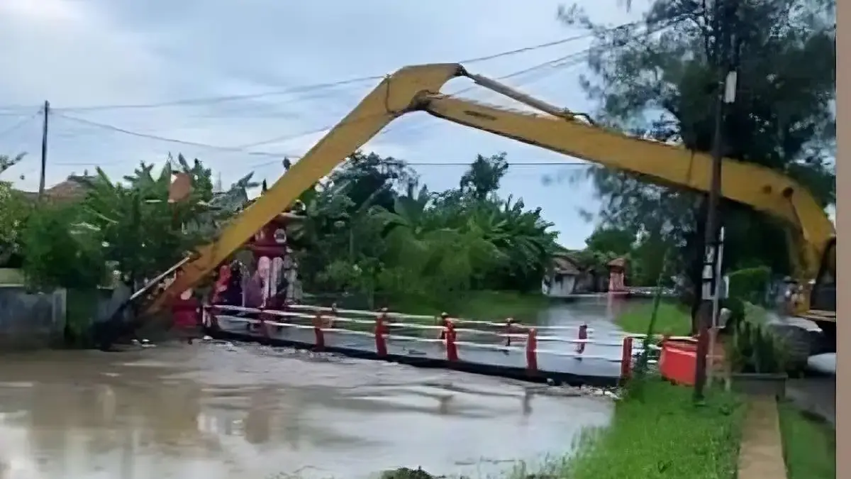 Tekan Ancaman Banjir, Bupati Tika Pimpin Normalisasi Sungai Kendal, Pengerukan Dimulai di Pusat Kota
