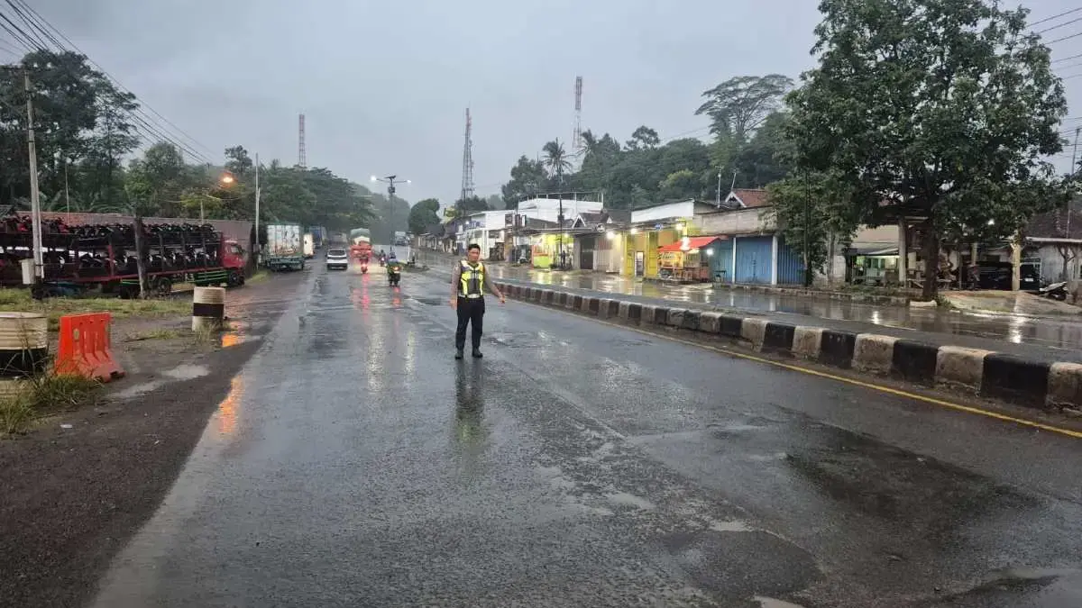 Tragedi Pantura Batang, Pedagang Asal Tegal Tewas Usai Motor Oleng dan Tabrak Mister X Tragedi Pantura Batang, Pedagang Asal Tegal Tewas Usai Motor Oleng dan Tabrak Mister X