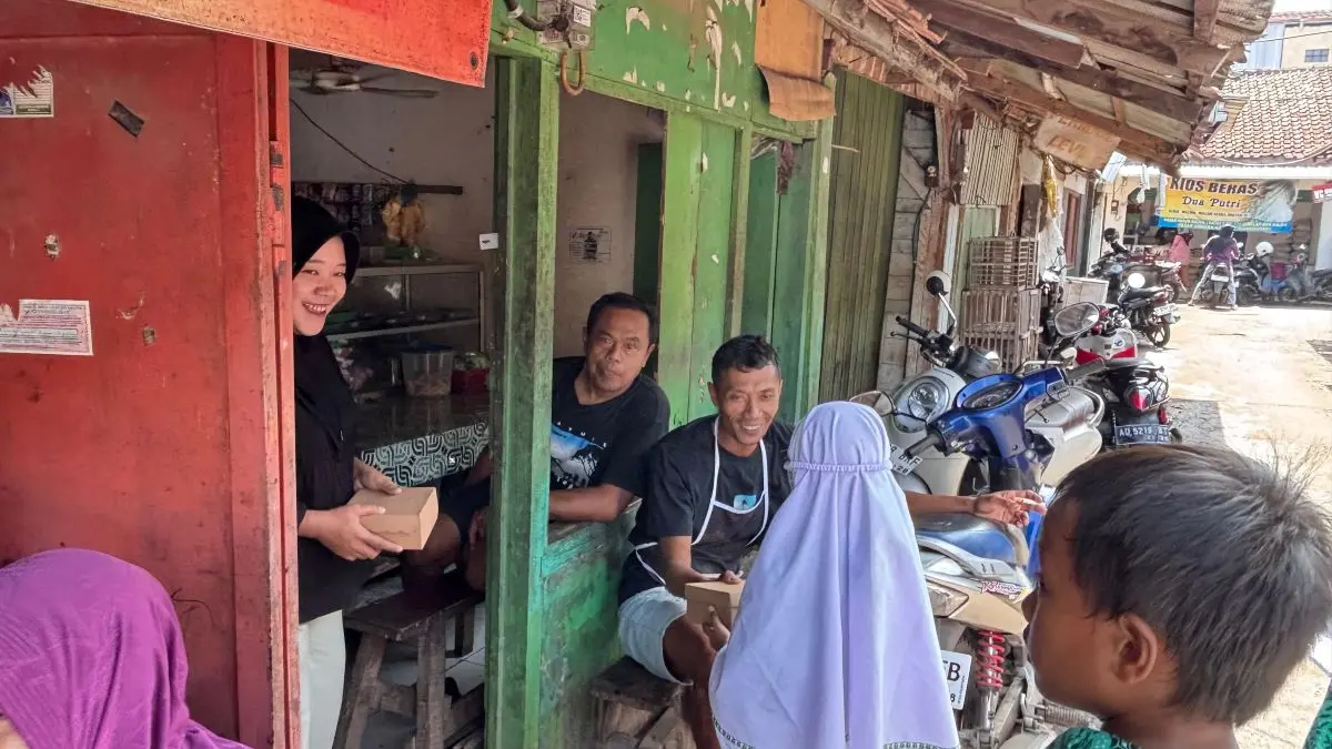 Wujud Syukur Milad ke-113 Muhammadiyah, SD Muhamka Pekalongan Bagikan 1.024 Paket Nasi Gratis Wujud Syukur Milad ke-113 Muhammadiyah, SD Muhamka Pekalongan Bagikan 1.024 Paket Nasi Gratis