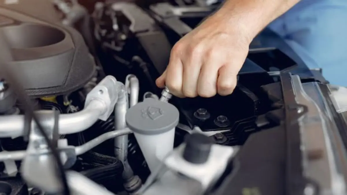 Cewek Wajib Tahu Berapa Bulan Sekali Harus Ganti Oli Motor dan Cara Mengeceknya! ganti oli motor