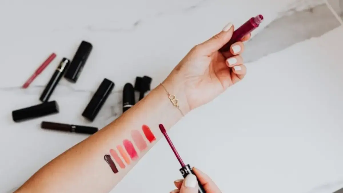 4 Rekomendasi Glossy Lip Tint yang Bikin Bibir Makin Cantik Seharian Rekomendasi Glossy Lip Tint