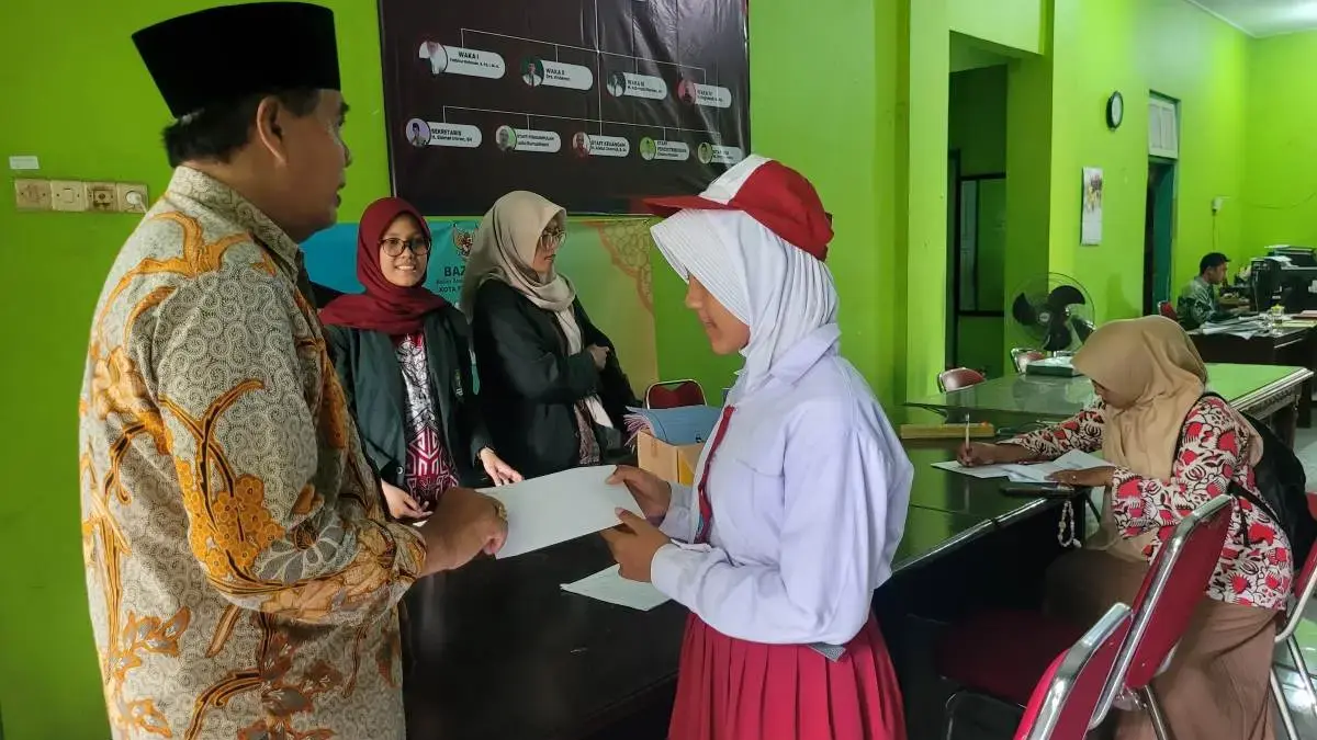 BAZNAS Kota Pekalongan Salurkan Beasiswa Rp47,4 Juta