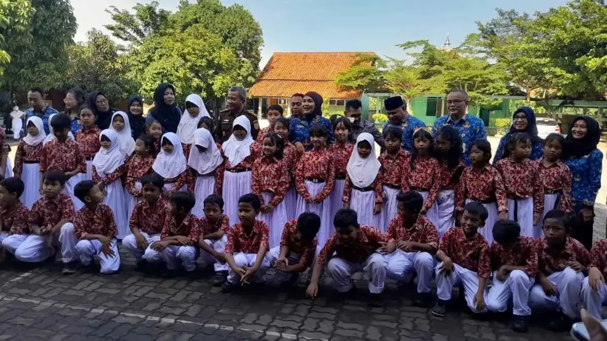 Bupati Kendal Resmikan Seragam Batik Mandiri SD Senilai Rp14 Miliar, Pastikan Dibagikan Gratis dan Bertahap Bupati Kendal Resmikan Seragam Batik Mandiri SD Senilai Rp14 Miliar, Pastikan Dibagikan Gratis dan Bertahap