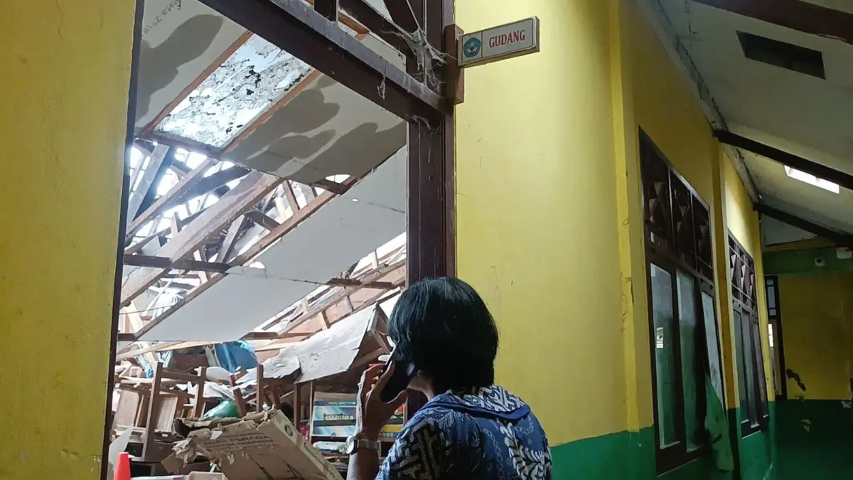 Diterjang Hujan Badai, Gudang Tua SDN Proyonanggan 3 Batang Roboh, 2 Rumah Warga Terdampak