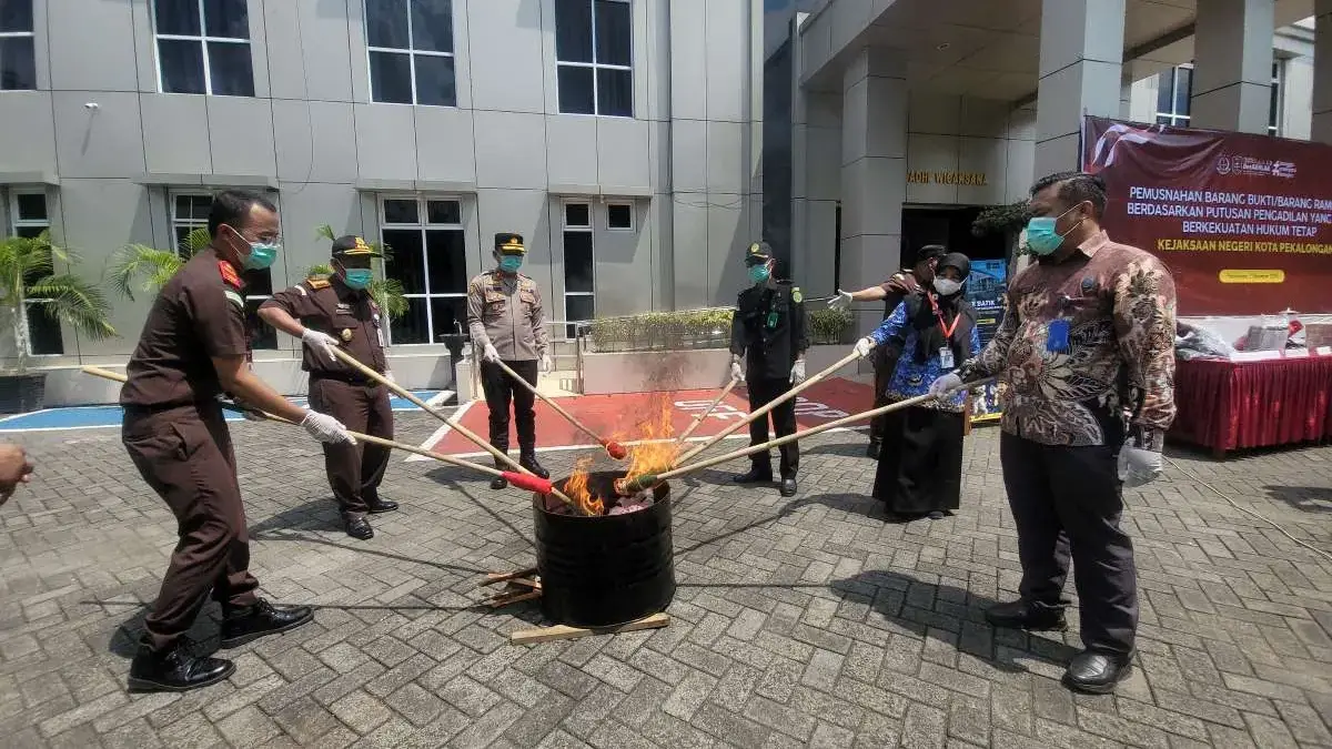 Dominasi Narkoba, Kejari Pekalongan Musnahkan Barang Bukti 23 Perkara Termasuk Ganja 2,9 Kg Dominasi Narkoba, Kejari Pekalongan Musnahkan Barang Bukti 23 Perkara Termasuk Ganja 2,9 Kg