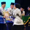 Dukungan Pendidikan Total, Wali Kota Aaf Pekalongan Raih Anugerah Dwijapraja Nugraha di HUT PGRI