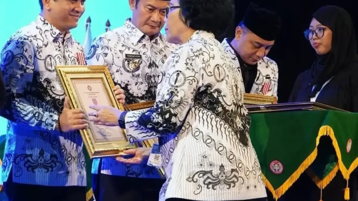 Dukungan Pendidikan Total, Wali Kota Aaf Pekalongan Raih Anugerah Dwijapraja Nugraha di HUT PGRI Dukungan Pendidikan Total, Wali Kota Aaf Pekalongan Raih Anugerah Dwijapraja Nugraha di HUT PGRI