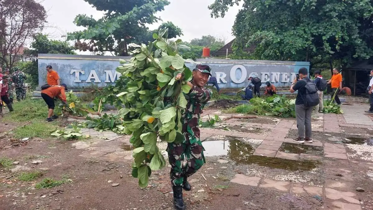 Gandeng DLH dan TNI-Polri, PWI Kota Pekalongan Bersihkan Taman Sorogenen Demi Kembalikan Fungsi Ruang Publik