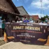 IIKBM Tegal Gelar Jumat Berkah di Batang: Bagikan 300 Paket Buah untuk Warga Pesisir Terdampak Rob