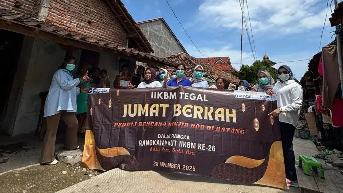 IIKBM Tegal Gelar Jumat Berkah di Batang: Bagikan 300 Paket Buah untuk Warga Pesisir Terdampak Rob