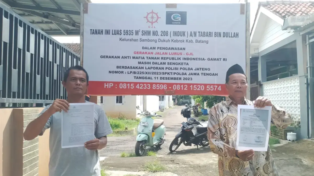 Karnoto korban mafia tanah memasang plang bertuliskan tanah sengketa di Perumahan Panorama Indah.