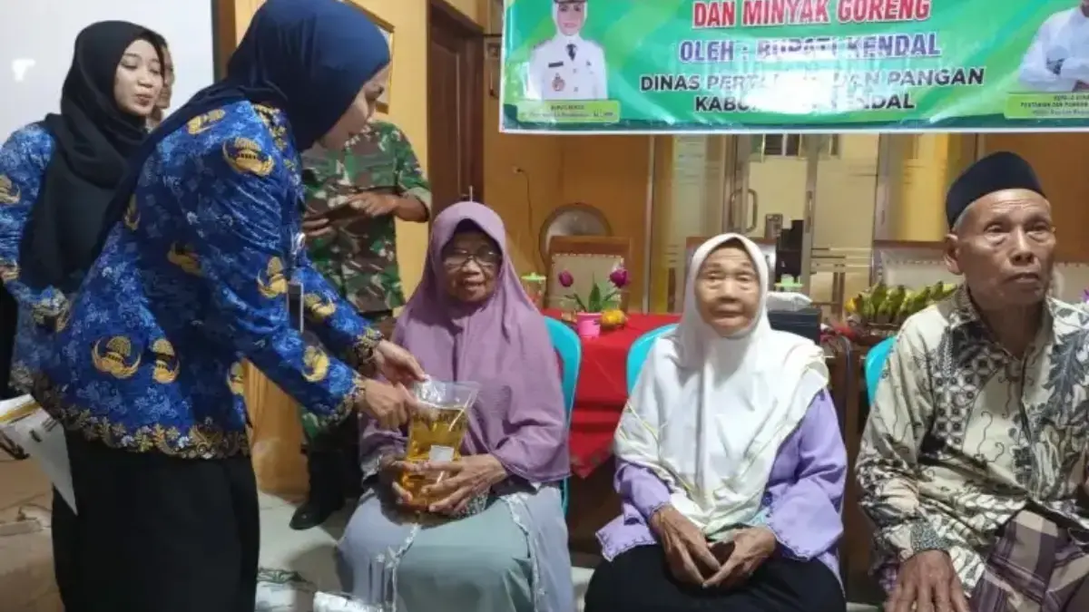 Jaga Stabilitas Ekonomi Nataru, Pemkab Kendal Salurkan Bansos Beras 20 Kg untuk 71 Ribu KPM Jaga Stabilitas Ekonomi Nataru, Pemkab Kendal Salurkan Bansos Beras 20 Kg untuk 71 Ribu KPM