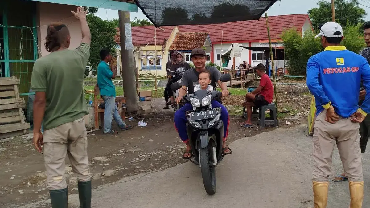 Jalan Poros Kesesi-Sragi Ditutup, Warga Ponolawen Bangun Jembatan Darurat Motor Swadaya