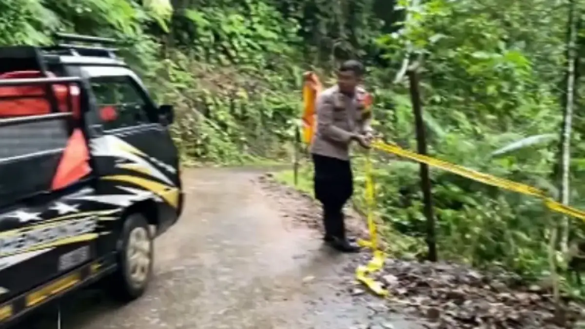Jalur Doro-Petungkriyono Rawan Longsor dan Licin, Polisi Pasang Garis Peringatan di Bibir Jurang