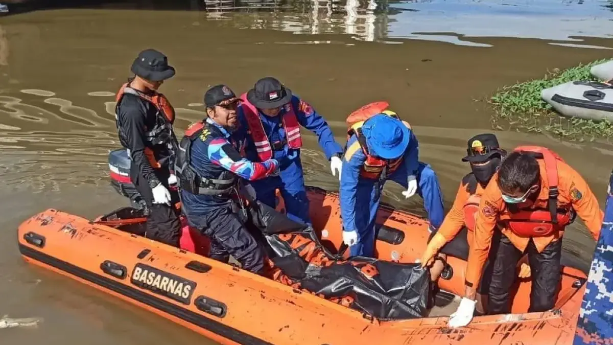 Jasad Perempuan yang Tenggelam di Sungai Loji Pekalongan Ditemukan, Tim SAR Gabungan Evakuasi Korban ke RSUD B