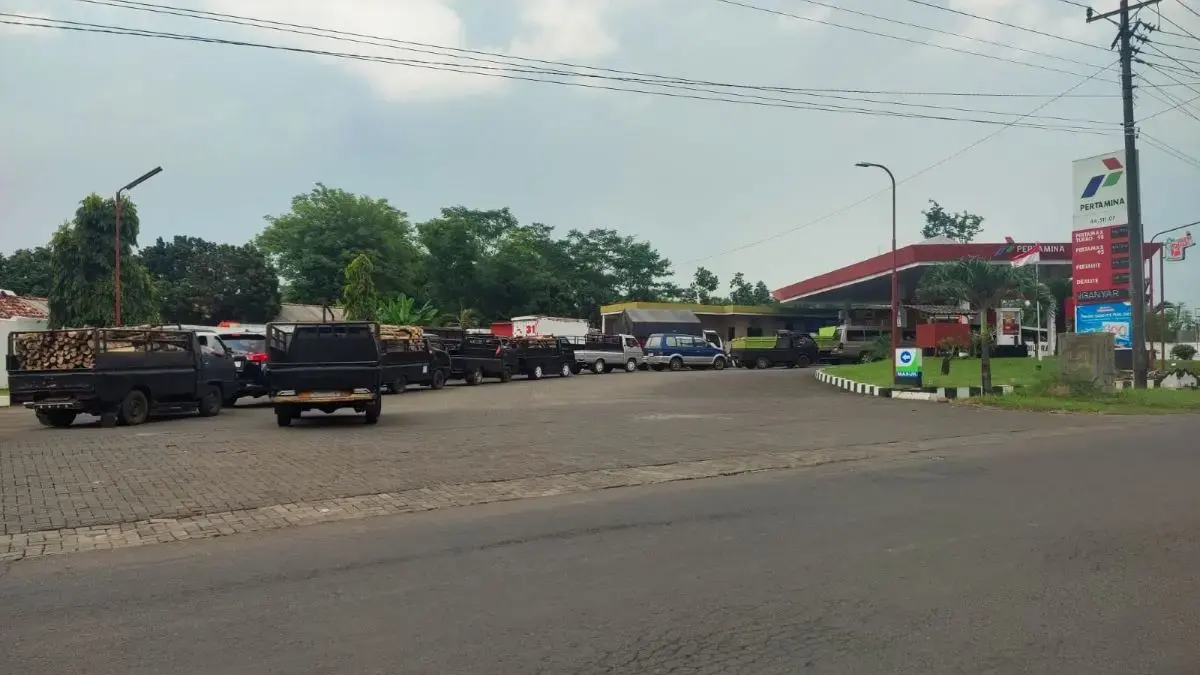 Kelangkaan Solar di Pekalongan Kian Parah, Antrean Kendaraan Mengular di Sejumlah SPBU Kelangkaan Solar di Pekalongan Kian Parah, Antrean Kendaraan Mengular di Sejumlah SPBU