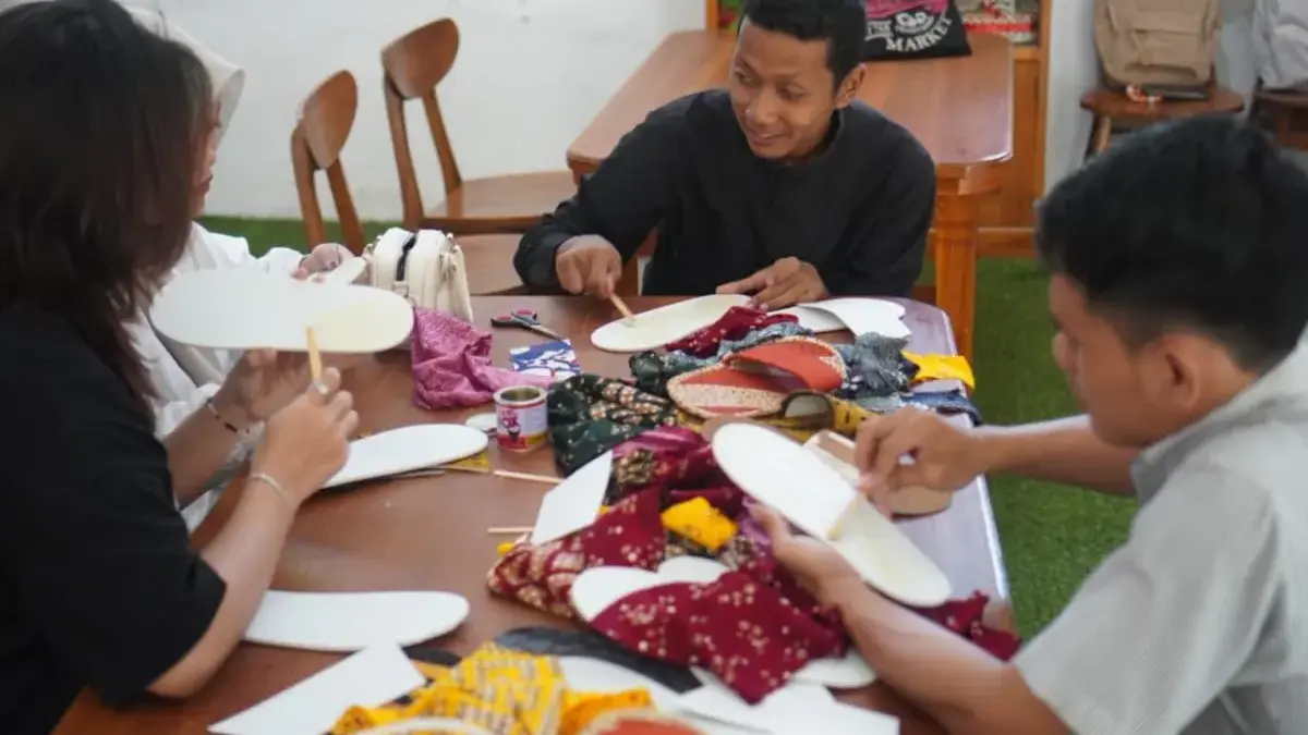 Kreatif! SKB Kota Pekalongan Sulap Limbah Perca Batik Jadi Sandal Hotel hingga Raih Juara 1 Nasional