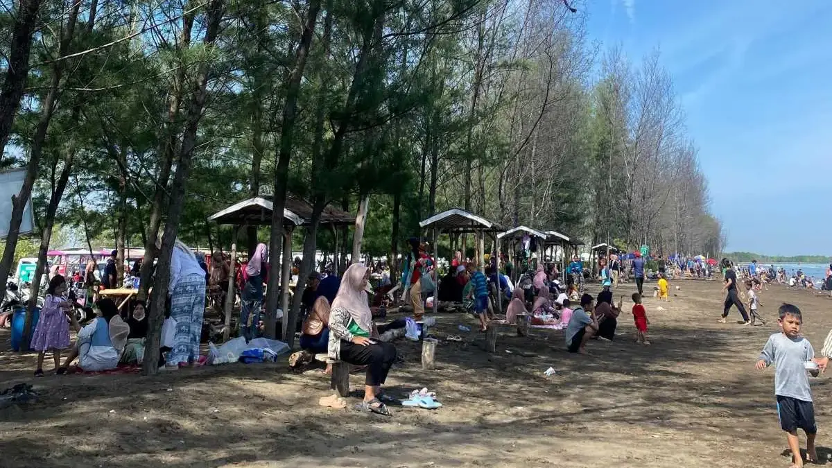 Libur Nataru 2026, Kunjungan Wisata Pantai Wonokerto Tembus 3.000 Orang per Hari, Cek Fasilitasnya!